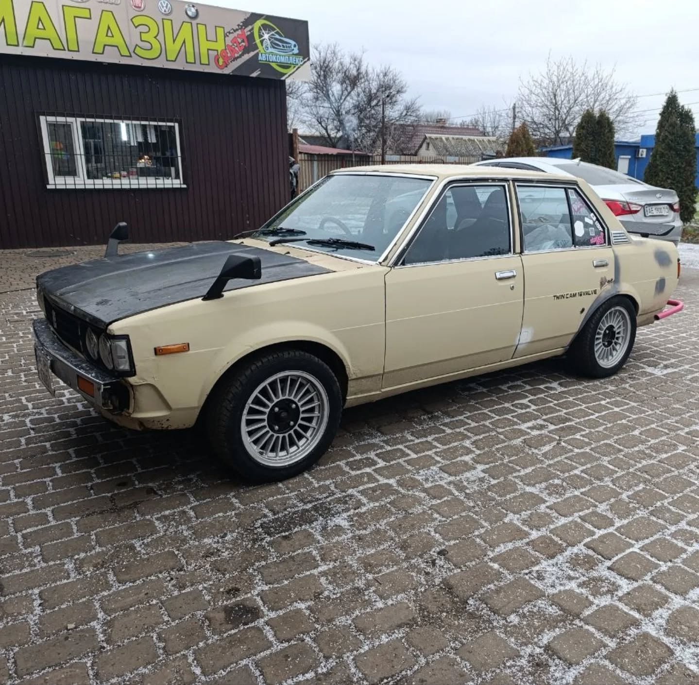 Наступна - KE70 Corolla! Далі - пряма мова: "Corolla ke70 1981 року, свап 4age bluetop на карбах yamaha r1, трохи вивороту, трохи кастому та більше ''будується'' ніж дубасить". Власник - @ke70_hardstyle#toyota #corolla #ke70 #jdm #drift