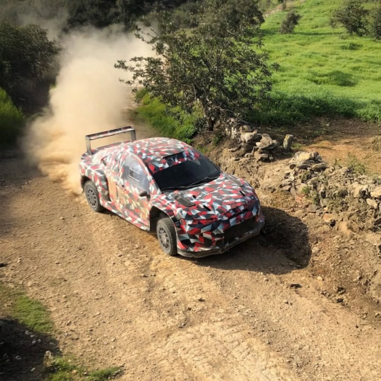 Toyota тестує нову машину для ралі WRC2027, і, очікується, що це - нова Celica. Кузов інший, на відміну від GR Yaris - купе. Поточний регламент WRC дозволяє використання просторової рами з навішеними на неї кузовними елементами серійної машини, головне щоб підійшло за заданими розмірами. Тож перед нами - повністю кастомна ралійна техніка, що формою схожа на те, що буде собою являти, можливо, Toyota Celica 2027.Помаранчевий концепт на фото - це FT-Se, 2023 року, що позиціонувався нижче за Supra, і якому і прогнозували ім'я Celica. Хоча, якщо він середньомоторний - то це було б більше схоже на нову MR2. Більшої інформації наразі офіційна Toyota не надає - ми питали :)За матеріалами dirtfish.com#toyota #celica #rally #WRC