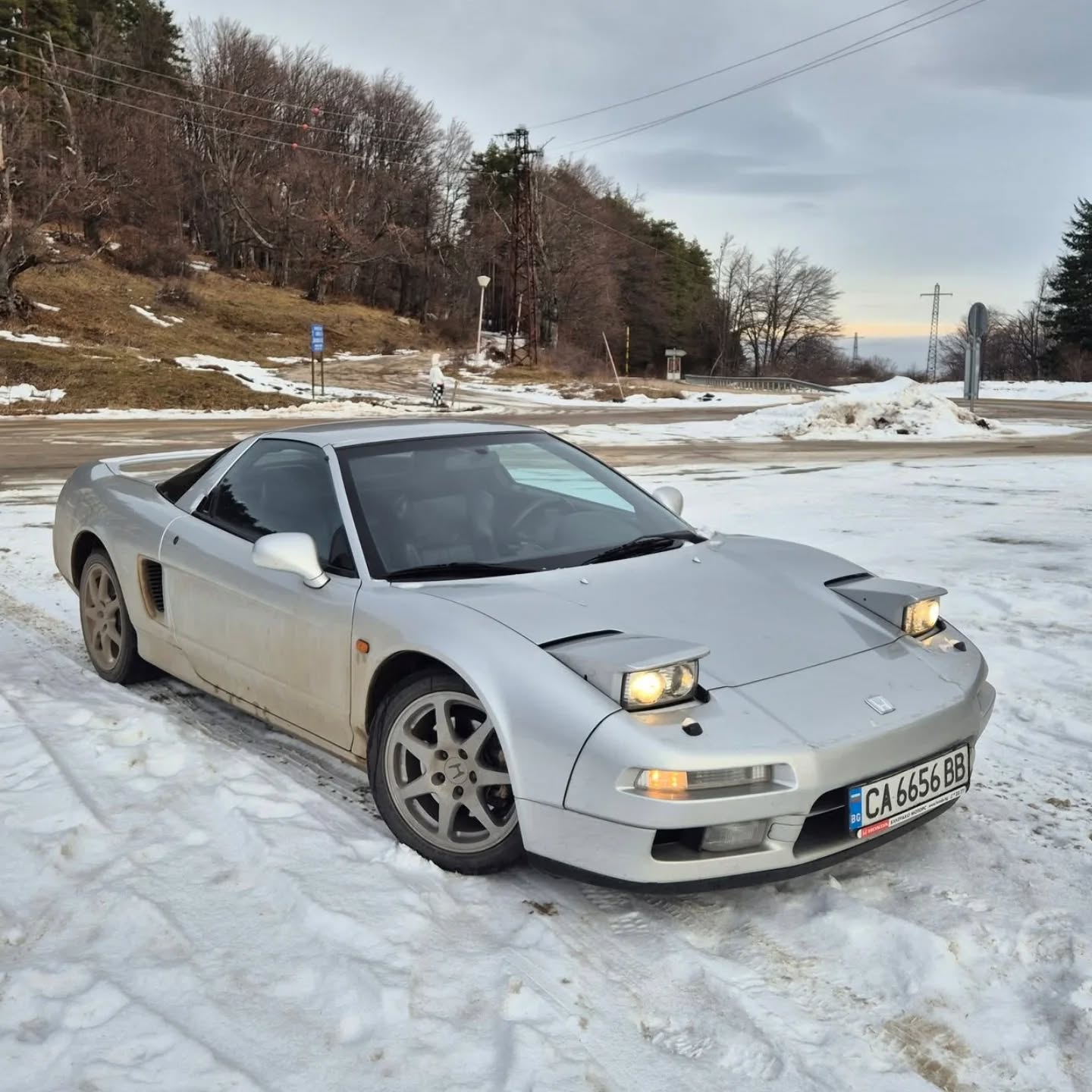 Просто NSX в Болгарії, в бруді та снігу на дорозі. Такі фото нагадують, що, якщо вже такі машини в гаражі є, треба ними насолоджуватися, а не щоб вони збирали пилюку, не намотували кілометри, щоб потім дорожче продати...Власник - FB: ognqn.asenov.319#honda #nsx