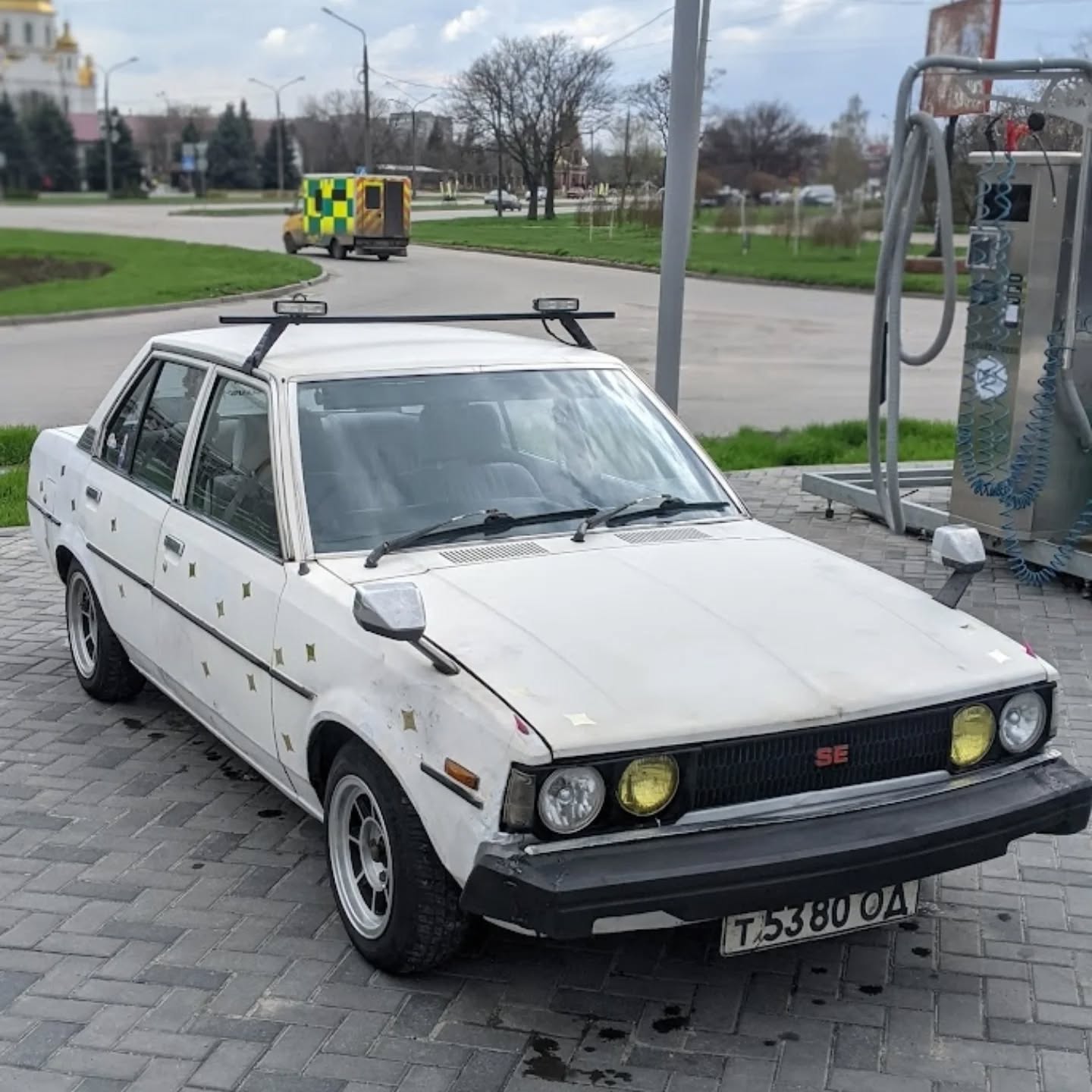 Сьогодні - бойова Corolla KE70 на ідейно-вірних тапках. Бонусом - минула Caria Surf wagon, може новий її хазяїн обізветься також? ;)Власник - @krenkerya#toyota #corolla #ke70 #carina #carinasurf