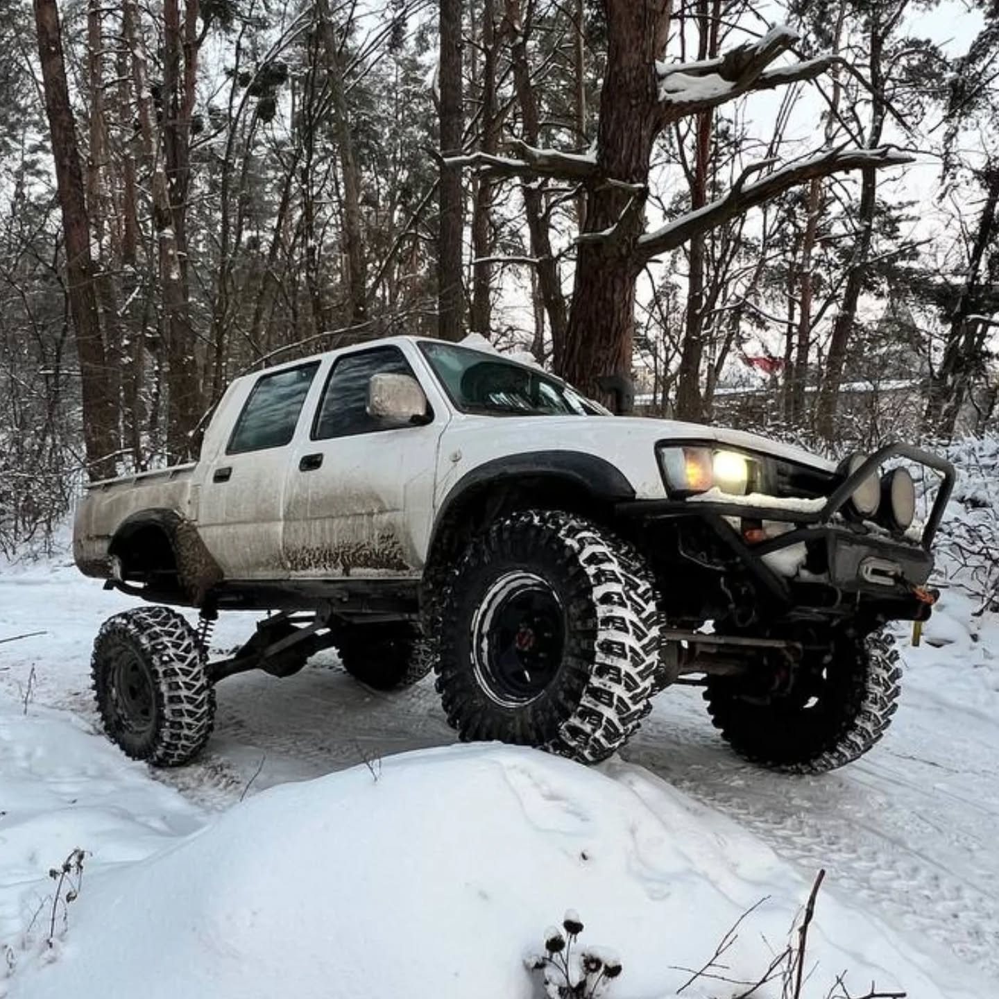 Вихідні - саме час поїхати з міста, бо такий Hilux не можна тримати на асфальті!Трохи деталей від власника - @movchaniyk_Hilux LN106 1995 рік Двигун 3L з кастом турбіною ст20 та переробленим тнвд під турбо коректор.Мости Ніссан патрол Y61 (так як одні з найпотужніших під великі колеса)Штатна блока моста перероблена під пневмо актуатор Передня підвіска на клюшках (в планах 3 линк або лонгарми)Задня 4лінк Все це стоїть на койловерах Race Runner вони же Sway-away 2 дюйма Задні на дуалрейт пружинах морда ще поки на сінгл Повністю відреставровано раму та модифіковано під койловери замість рессорВідреставровано та пофарбовано кузов По салону рідкі рідні сидіння рекаро В планах ще куча всього.#toyota #hulix #offroad