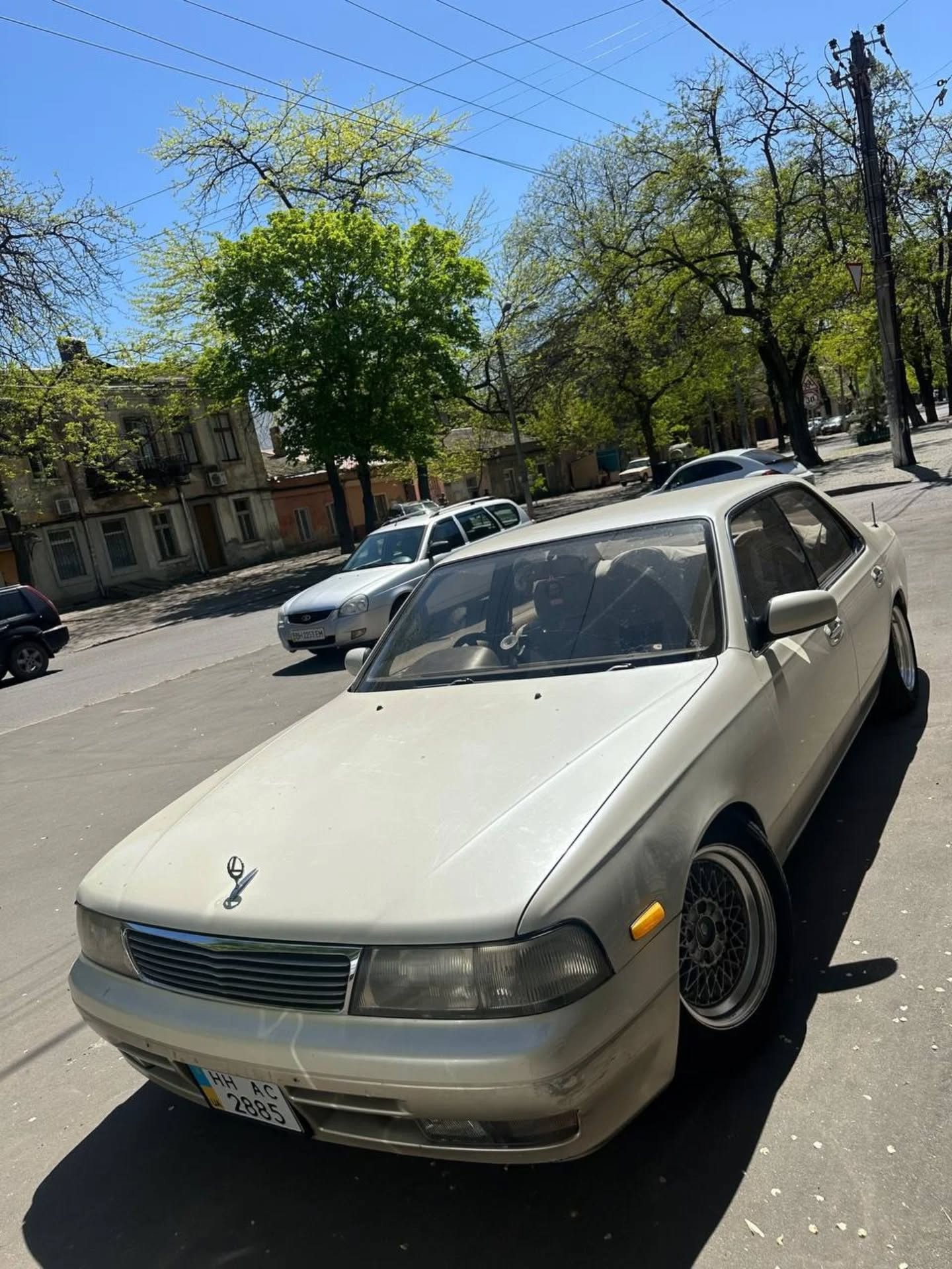 Все меньше їх лишається в такому стані. Цей Laurel C34 був в одній сім'ї з 1999 року. Належала моряку, наразі у другого власника в Україні. Разом з машиною навіть було передано фотографії з погрузки в порту. За поточні 2 роки володіння авто, власник @papa_poweer привів машину повністю до ладу по техніці, поставив на гарні колеса і навіть знайшов оригінальні накидки на сидіння. Подальші плани - підфарбувати після поварки і комплект койловерів на літо.#nissan #laurel #c34 #jdm #jdminua