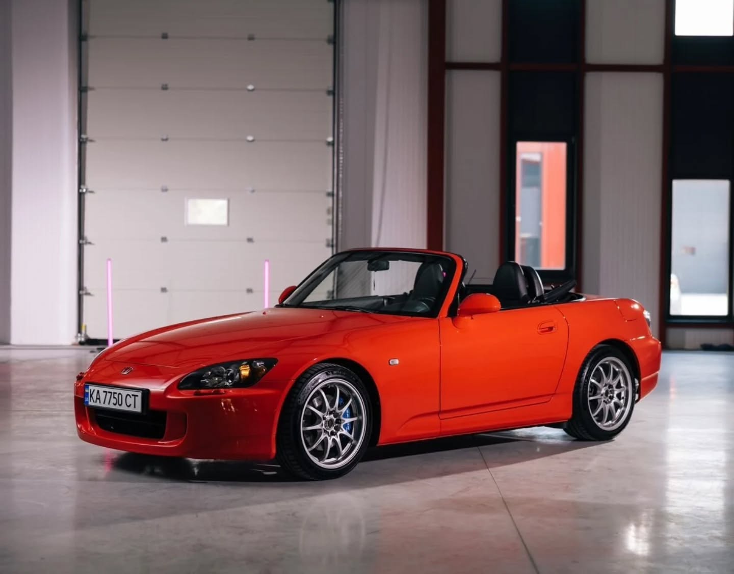 Нечастий гість в нас - бо їх і мало і прайс не для кожного - Honda S2000. Саме ця красуня має деякі цікаві доробки - можливо власник @vadym_tsipurynda про них розповість. ;)#honda #s2000 #hondamafia #jdminua