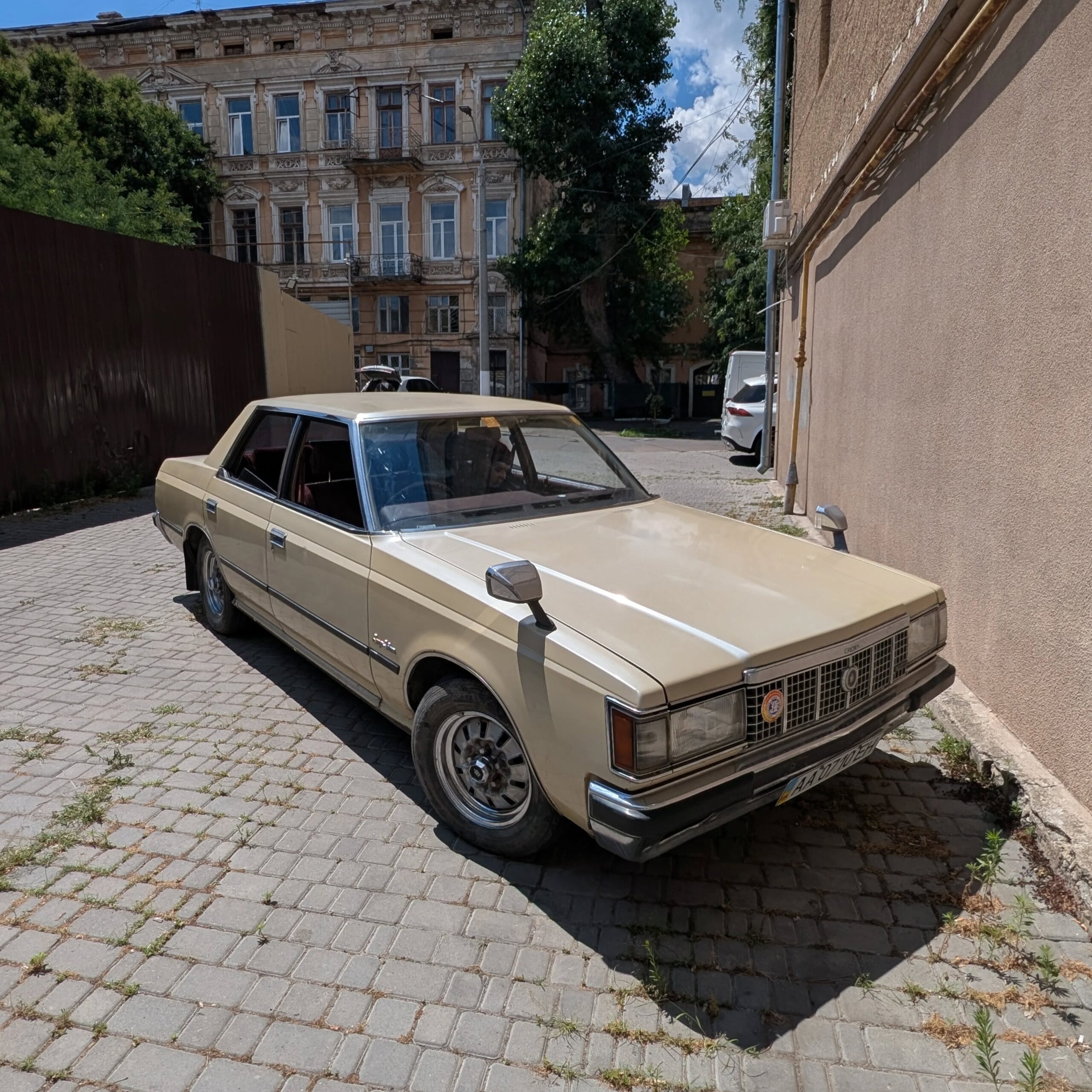 Вашій увазі доовольно рідкісний Toyota Crown MS110 Super Saloon Turbo. Його особливістю є бензиновий турбовий двигун 2.0 M-TEU, завдячуючи якому він має чудову тягу та динаміку, а також чудовий апетит ) Машинка 1980 року, в рідкісному поєднанні кольору салону та пісочного перламутру кузову. У власника він відносно нещодавно після 10-річного простою в минулому. Машинка на ходу, але час бере своє і є куди докласти руки - тож побажаємо власнику @_vinc.v.g._ удачі з ним!#toyota #crown #ms110 #turbo #jdminua