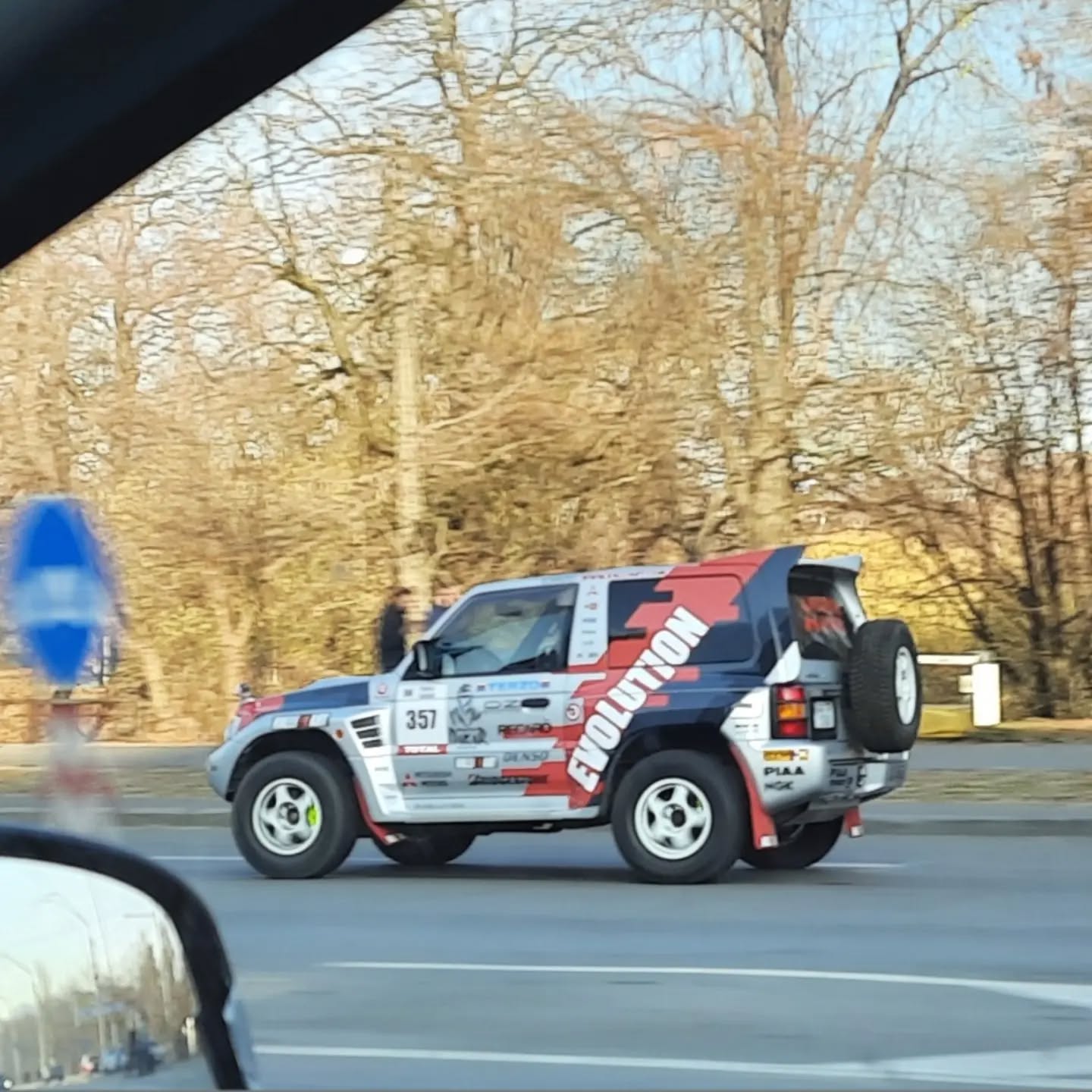 Фото не свіжі, до повномасштабної війни зняті, машина безумовно цікава! Mitsubishi Pajero Evo - одна з всього 2693 виготовлених, якщо це заводська версія.Тегайте власника та надсилайте ваші фото.#mitsubishi #pajero #pajeroevo #jdminua